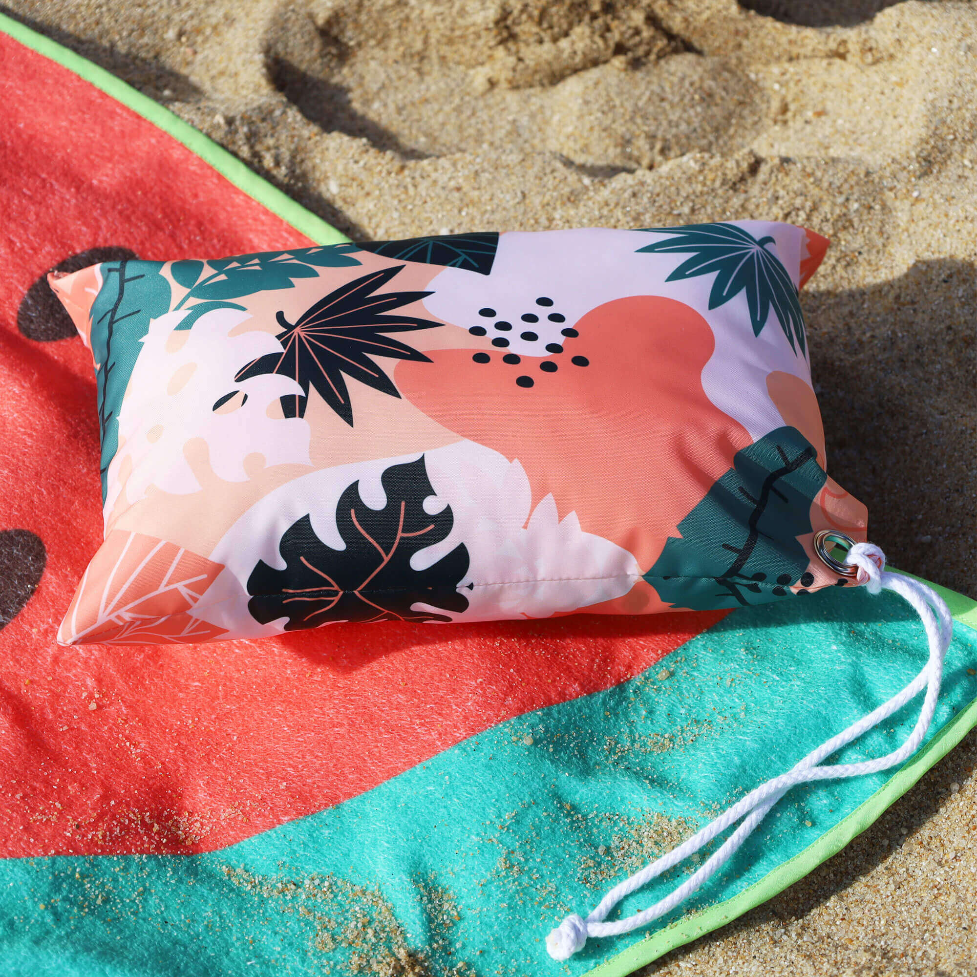 Beach pillow in waterproofed fabric with filling